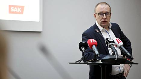 SAK:n puheenjohtaja Jarkko Eloranta kertoi neuvottelutilanteesta hallituksen kanssa SAK:n mediatilaisuudessa Helsingissä 5. maaliskuuta.