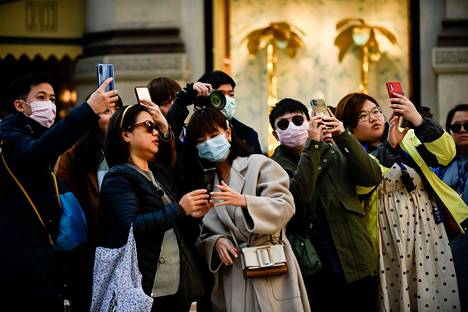 Turistit turvautuivat hengityssuojaimiin Milanossa.