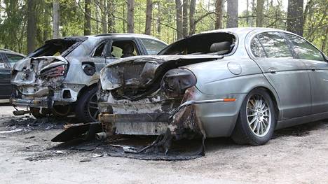 Helsingin Ruskeasuolla paloi maanantain ja tiistain välisenä yönä kaksi autoa.