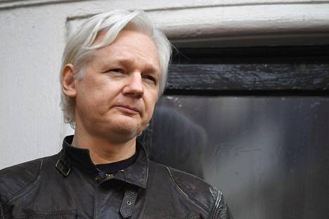 Wikileaksin perustaja Julian Assange pelkää luovutusta Yhdysvaltoihin ja on asunut yli kuusi vuotta Ecuadorin Lontoon-lähetystössä. Wikileaksin uskotaan saaneen demokraattipuolueelta varastetut sähköpostit Venäjältä.