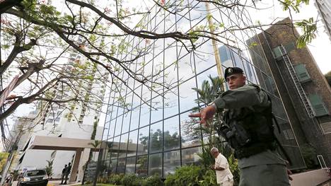 Poliisi vahti viime huhtikuussa rakennusta, jossa Mossack Fonsecan toimisto sijaitsee.
