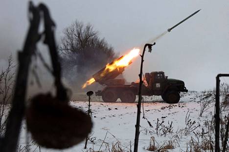 Ukrainalainen Grad-raketinheitin tulitti kohti venäläisten asemia Harkovan suunnalla 25. helmikuuta.