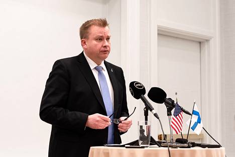 Puolustusministeri Antti Kaikkonen (kesk) median edessä keskiviikkona Washingtonissa.