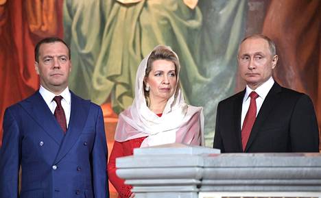 Putinin ukaasiin lisättiin vuonna 2020 tarkennus, jonka mukaan diplomaattipassi kuuluu myös Venäjän turvallisuusneuvoston varajohtajalle ja hänen vaimolleen eli Dmitri Medvedeville ja Svetlana Medvedevalle.