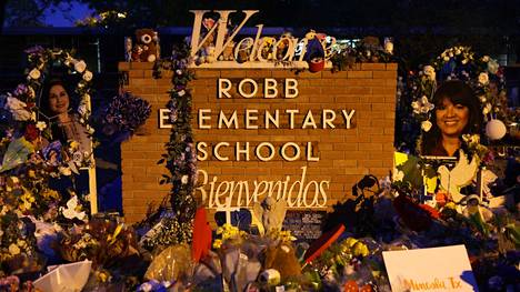 Uvalden joukkoampumisen uhrien muistolle tuotiin kasoittain kukkia Texasin osavaltiossa.