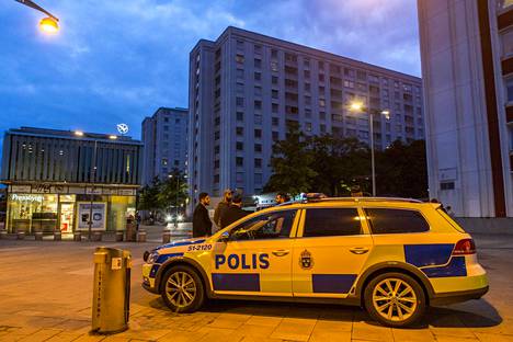Poliisi päivysti Frölundassa vielä tiistai-iltana.