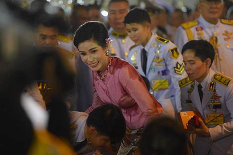 Kuninkaallinen rakastajatar Sineenat Wongvajirapakdi kruunattiin kuningattareksi 36-vuotissyntymäpäivänään.