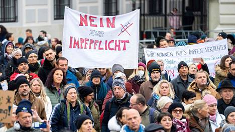 Pakollisia koronarokotuksia vastustaneita mielenosoittajia Wienissä marraskuun puolivälissä.