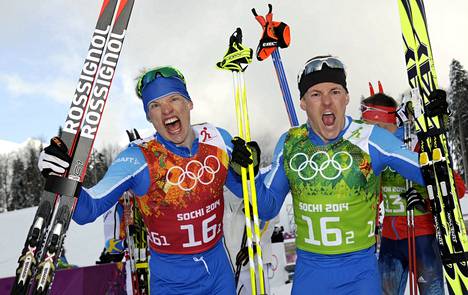 Mannaa suomalaiskatsojille: Iivo Niskanen (vas.) ja Sami Jauhojärvi voittivat miesten parisprintistä kultaa Sotshin talviolympialaisista.