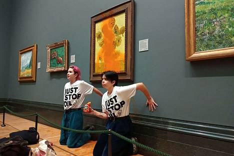 Ympäristöaktivistit viskasivat tomaattikeittoa Vincent van Goghin ikoniselle maalaukselle Lontoon National Gallery -museossa. 