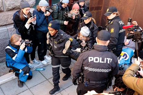 Greta Thunberg poistettiin mielenosoituksesta. 