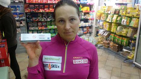 Aino-Kaisa Saarinen kävi 2016 Livignossa samassa apteekissa kuin Therese Johaug. Haavavoiteen pakkauksesta olisi pitänyt pystyä päättelemään, että huippu-urheilijan kannattaisi välttää kyseistä valmistetta. 