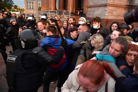 Ilmoitus osittaisesta liikekannallepanosta aiheutti laajoja mielenosoituksia monissa kaupungeissa Venäjällä. Kuva Pietarista.