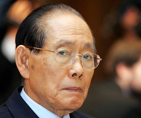 Hwang Jong-yopin on kerrottu olleen mukana luomassa Pohjois-Korean omavaraisuutta korostavaa ideologiaa. Hän kuoli 87-vuotiaana vuonna 2010.