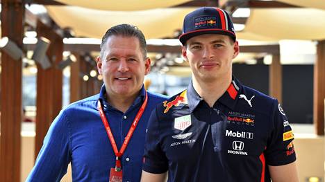 Jos Verstappen (vas.) ei voittanut F1-urallaan yhtään maailmanmestaruutta, mutta hänen poikansa Max (oik.) on nyt lähellä tuoda pystin kotiin.