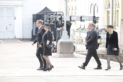 Pääministeri Juha Sipilä ja ulkoministeri Timo Soini saapuivat siunaustilaisuuteen.
