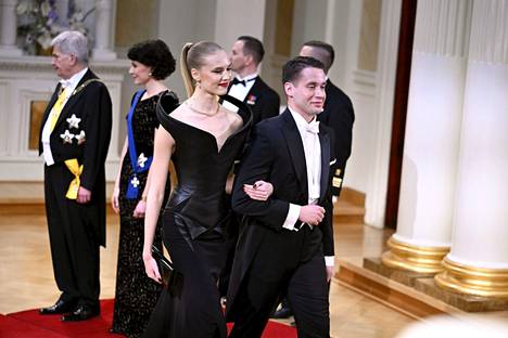 RKP:n kansanedustaja Henrik Wickström puolisonsa Charlotta Ahosen kanssa. Ahosen puvussa oli veistokselliset liepeet rinnuksissa.