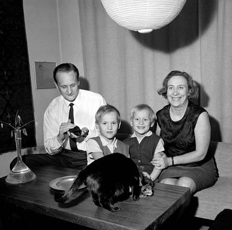  Jaakko Syrjä ja Kirsi Kunnas poikiensa Mikon ja Martin kanssa 1965.
