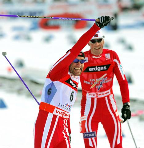 Odd-Björn Hjelmeset päihitti Frode Estilin 0,4 sekunnilla Sapporon 50 kilometrillä 2007.
