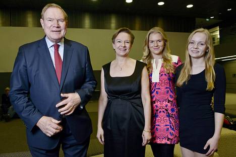 Paavo ja Päivi Lipponen tyttäriensä Sofian ja Cecilian kanssa 2014.