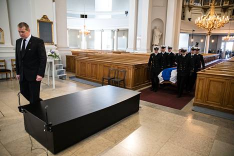 Presidentti Koiviston arkku kannettiin Tuomiokirkon alttarille.
