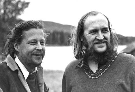 Mollbergin elokuvista tunnetaan muun muassa filmatisointi Timo K. Mukan (oikealla) romaanista Maa on syntinen laulu. Niin kirja kuin elokuvakin olivat suosittuja mutta herättivät aikoinaan suurta kohua.