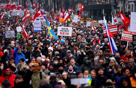 Joukko itävaltalaisia osoitti mieltään koronarajoituksia vastaan Wienissä 11. joulukuuta 2021.