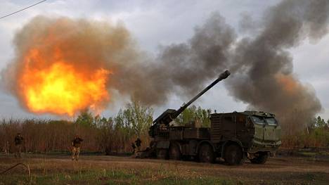 Ukrainan 43. erillisen mekanisoidun prikaatin sotilaat ampuivat 155 mm:n tykillä Harkovan alueella huhtikuun lopulla.