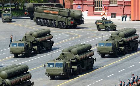 Venäjä esittelee maailman suurimpiin kuuluvaa asearsenaaliaan vuosittain Moskovassa järjestettävässä voitonpäivän paraatissa. Kuva on paraatista toukokuulta 2015.