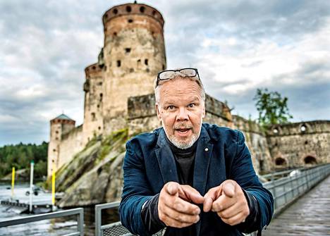 Jorma Silvasti ei sano tuntevansa haikeutta, vaikka työntäyteinen pesti Savonlinnan Oopperajuhlien taiteellisena johtajana päättyikin tähän kesään. Alakuvassa väistyvä johtaja Savonlinnan satamamaisemissa, yllä aloittava vuonna 2013.