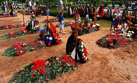 Hautajaisten päätteeksi kaikki 14 kumpua oli peitetty kukkasilla.
