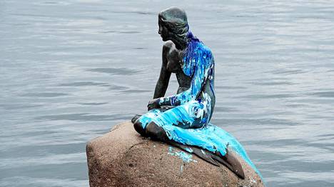 Pieni merenneito -patsas maalattiin sinisellä ja valkoisella maalilla.