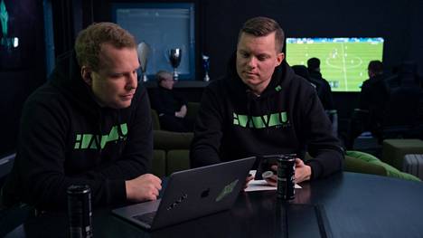 HAVUn CS-valmentaja Taneli Veikkola (vasemmalla) on kritisoinut uuden SM-liigan toteutusta julkisesti. Toimitusjohtaja Lasse Salmisen mukaan liitto ei palvele nykyisellään kilpaorganisaatioita.