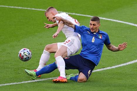 Italian Marco Verratti (oik.) riistämässä palloa Espanjan Dani Olmolta välieräottelussa.