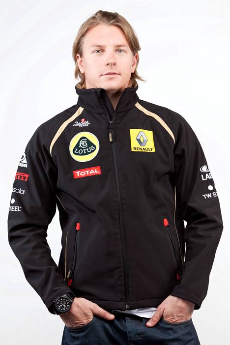 Lotuksen tallitakissa loppuvuonna 2011. Kahden vuoden formulasapatin jälkeen Räikkönen palasi kuninkuusluokkaan Lotus Renault’n ratissa kaudella 2012.