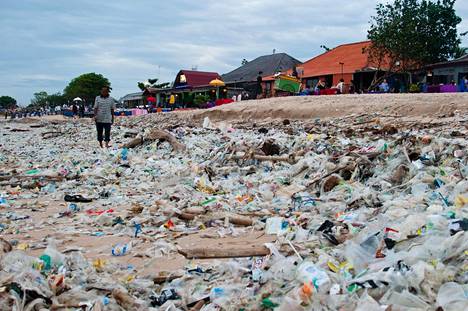 Balin rannoille huuhtoutui valtavasti roskaa vuosi sitten.
