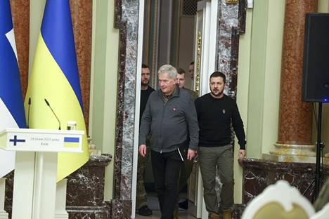 Niinistö ja Zelenskyi saapuivat lehdistötilaisuuteen Kiovassa tiistaina.
