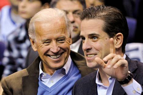 Joe Biden ja hänen Hunter-poikansa ovat joutuneet kovien syytösten kohteeksi. Toistaiseksi ei kuitenkaan ole esitetty mitään todisteita syytösten tueksi. Biden istui ukrainalaisen kaasuyhtiön hallituksessa 2014-2019.
