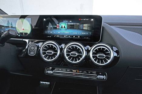 Leveä näyttöpaneeli ja turbiinityyppiset ilmasuulakkeet ovat uusien Mercedes-Benzien tunnistettavaa vakiotavaraa.