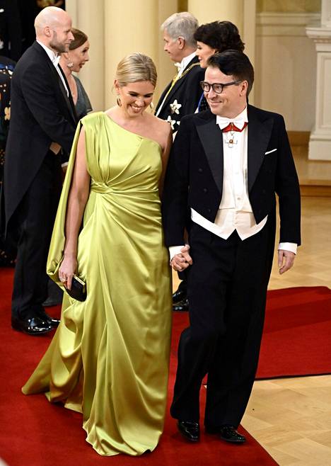 Europarlamentaarikko Ville Niinistön puoliso Hennariikka Niinistöllä oli kauniisti laskeutuva iltapuku.