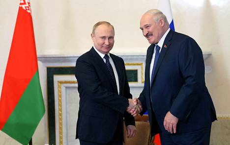 Vladimir Putin (vas.)  ja Aljaksandr Lukashenkatapasivat Pietarissa kesäkuussa. 