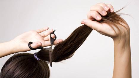 Oletko harkinnut Tiktokista tuttua hiustenleikkuuniksiä, jossa pituudet pätkästään ponnarin avulla? Ammattilaisten mukaan moiset kikkailut kannattaa unohtaa.