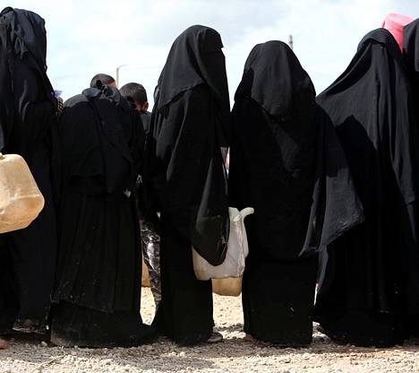 Naiset jonottivat polttoainetta al-Holin leirissä huhtikuussa 2019.