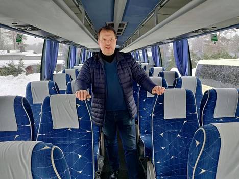 Linja-autoliike S. Kososen toimitusjohtaja Jyrki Kososen mukaan bussilla on turvallista matkustaa, mikäli annettuja ohjeita noudatetaan. Tärkeimmät niistä ovat, ettei bussiin tulla oireisena ja että matkalla käytetään kasvomaskeja.