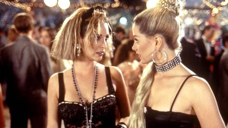 Lisa Kudrow ja Mira Sorvino tähdittivät Blondit luokkakokouksessa -elokuvaa vuonna 1997.