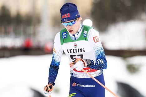Anttola on hiihtänyt ennen tätä viikonloppua vain yhden maailmancupin kilpailun. Hän oli viime maaliskuussa Lahden 15 kilometrillä (p) 37:s.