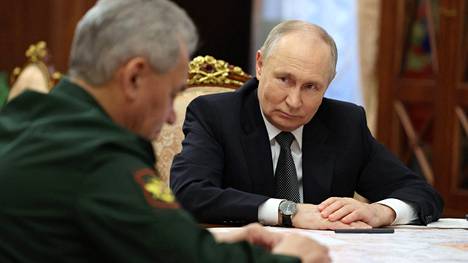Vladimir Putin on uransa aikana putsannut vastustajiaan pois monilla eri tavoilla. Kuvassa etualalla hänen läheinen, puolustusministeri Sergei Shoigu. 
