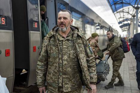 Рядовой Евгений Хромюк вышел и поезда на востоке Украины. Отсюда он должен продолжить путь в Бахмут.