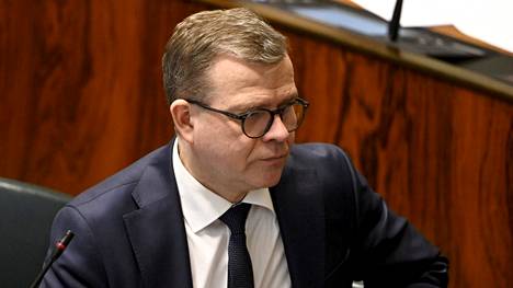 Pääministeri Petteri Orpo saa rajuja syytöksiä niskaansa.