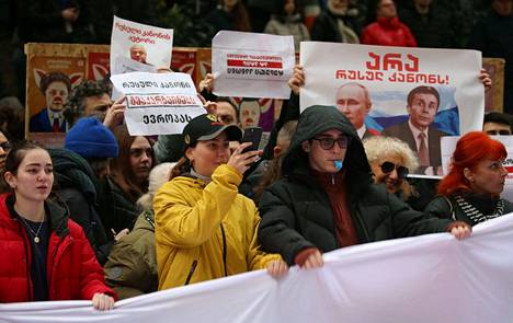 Protestoijien kylteissä rinnastettiin Venäjän presidentti Vladimir Putin ja Georgian entinen pääministeri Bidzina Ivanishvili, joka on perustanut maata hallitsevan Georgialainen unelma -puolueen.